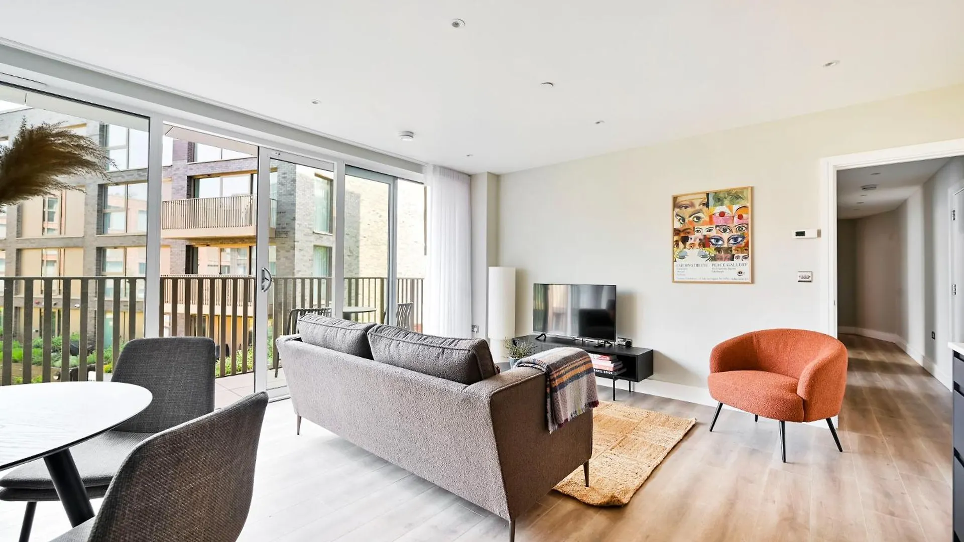 Apartment Spacious 3 Bed Apt With Balcony At Neptune Wharf London
