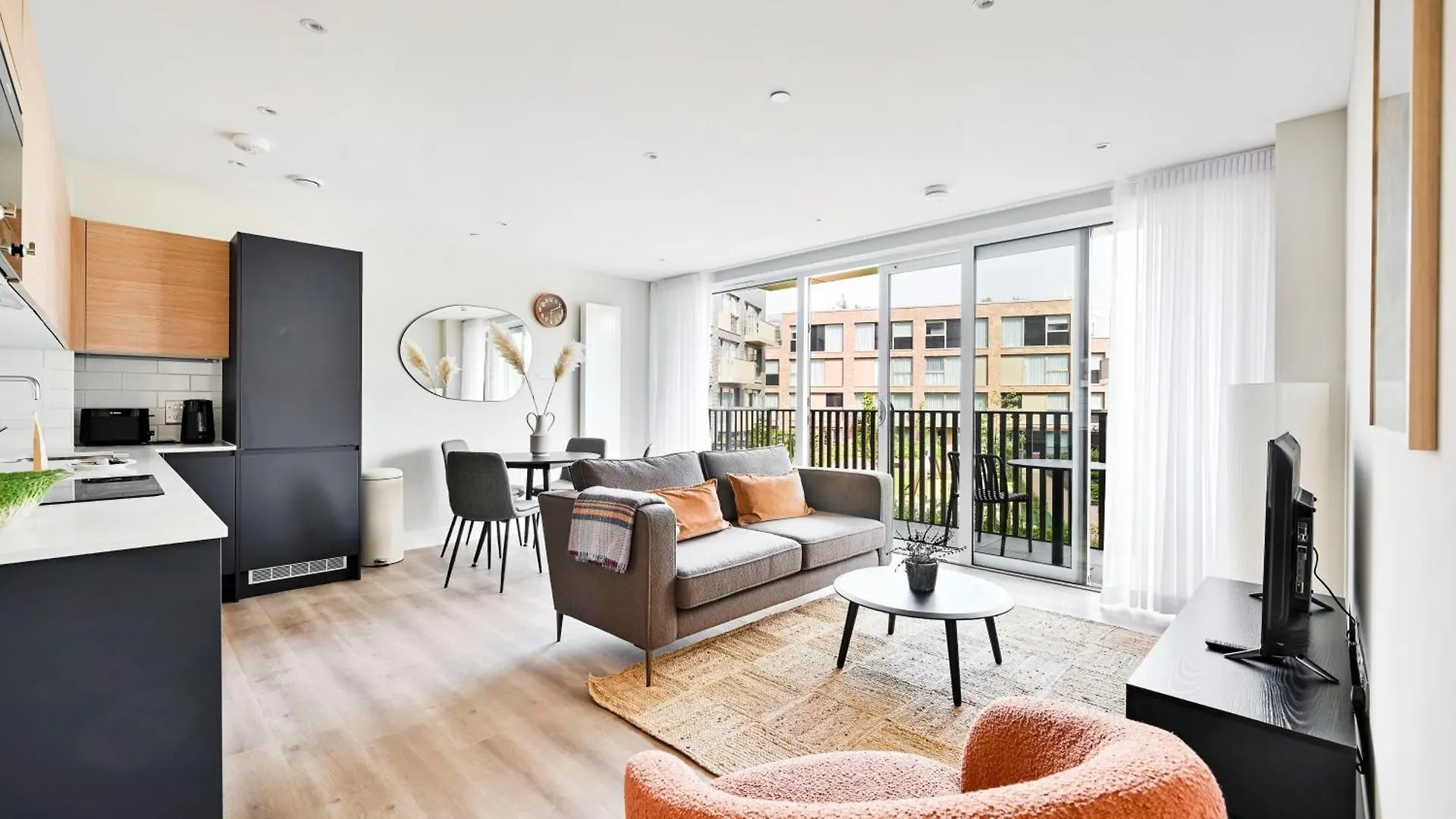 Spacious 3 Bed Apt With Balcony At Neptune Wharf London