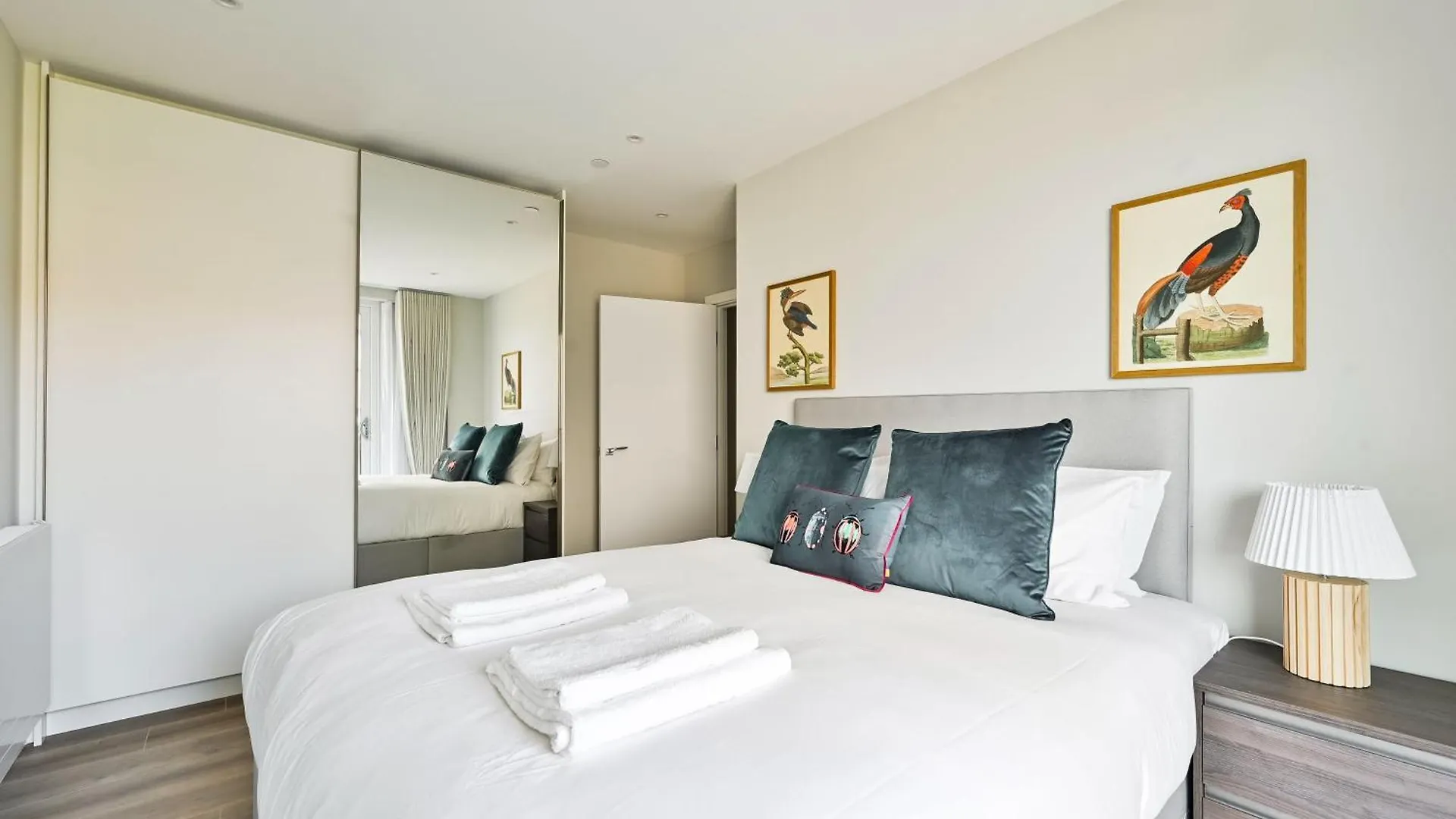 Apartment Spacious 3 Bed Apt With Balcony At Neptune Wharf London