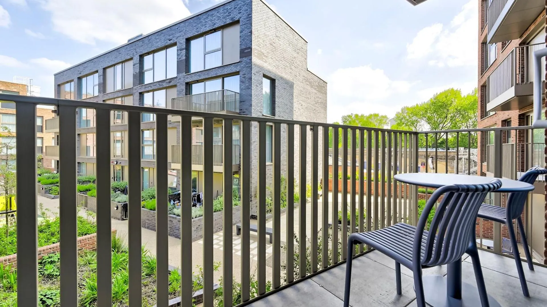 Spacious 3 Bed Apt With Balcony At Neptune Wharf London Apartment